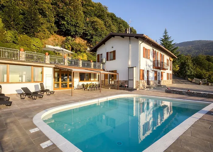 Photo de Lakeside Mansion With Pool Artogne