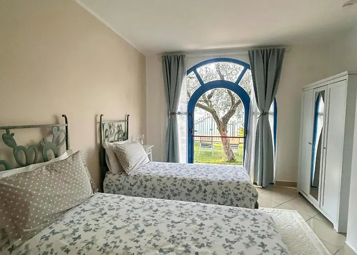 Фото Lakefront House With Garden On Монте-Изола