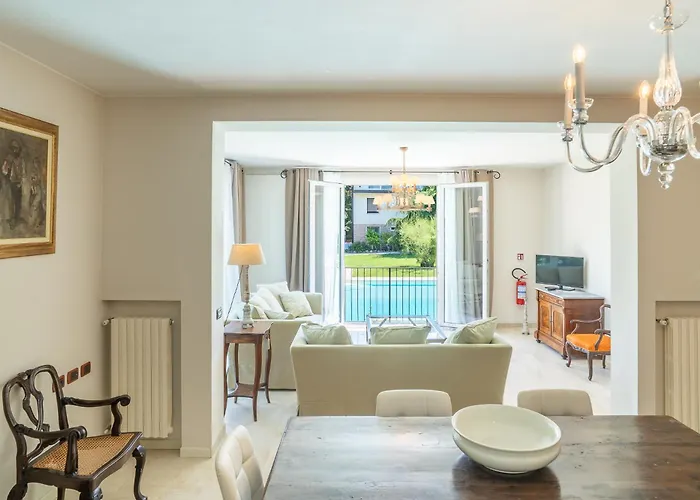 Photo de Mery Apartments Con Piscina E Garage1 Moniga del Garda
